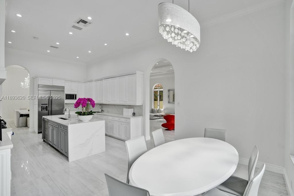 Building Photo - 17001 Collins Ave