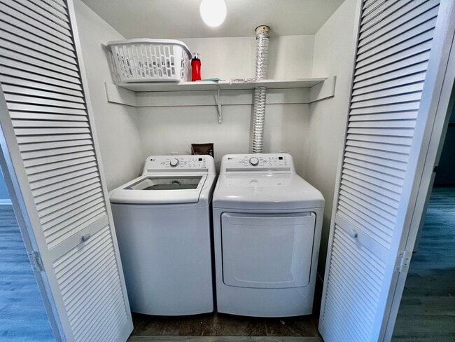 Building Photo - AMAZING 2 BED / 2 BATH CONDO – ONLY 8 BLOCKS FROM THE BEACH!