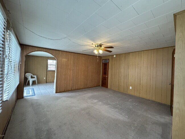 Building Photo - "Charming 3-Bed, 2-Bath in North Port!"
