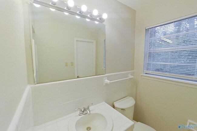 Building Photo - 5169 Beacon Dr