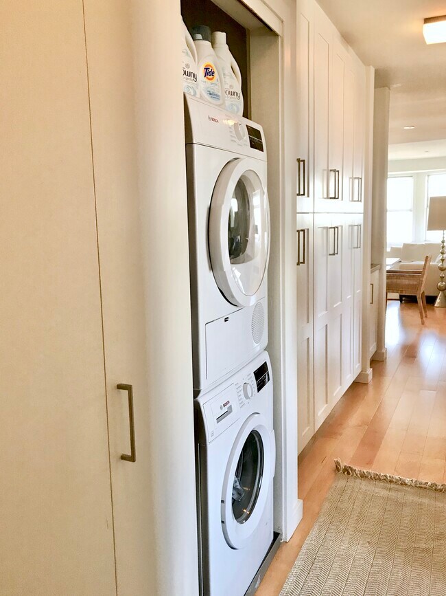 Building Photo - 1990 Green St