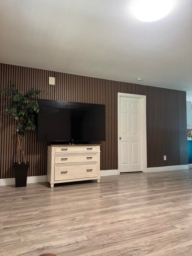 Building Photo - 1604 SE Apache Ave