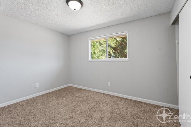 Building Photo - 8805 NE 90th Ave