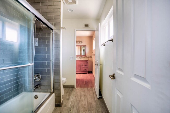 Building Photo - Remodeled  2bedroom and 2bathroom Condo Un...