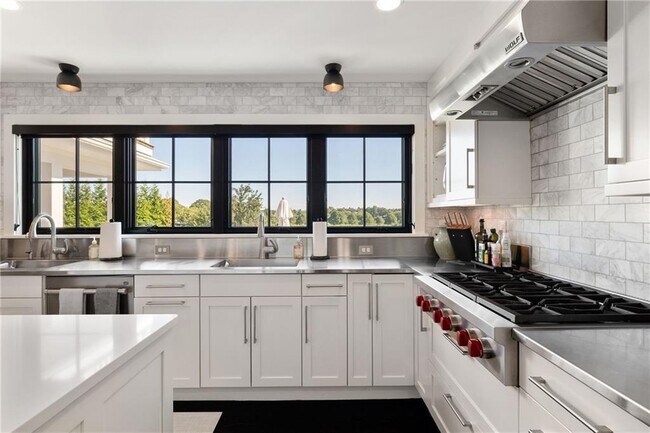 Building Photo - 118 Howland Ave