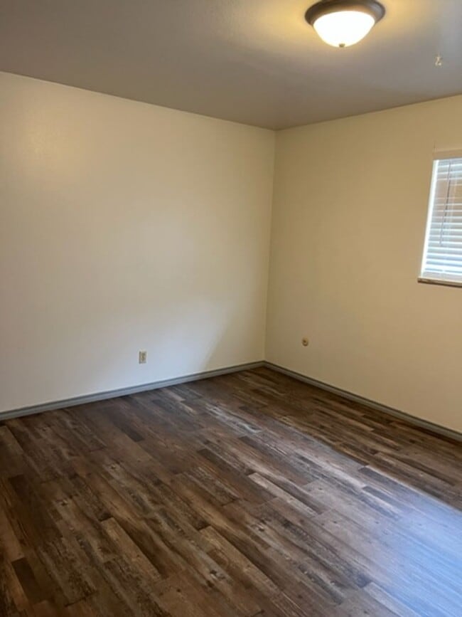 Building Photo - ALL PROSPECTIVE TENANTS MUST SUBMIT A $58 NON-REFUNDABLE APPLICATION FEE PER APPLICANT ONLINE AND...