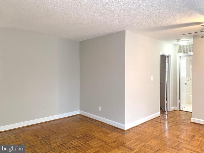 Building Photo - 1320 Fort Myer Dr