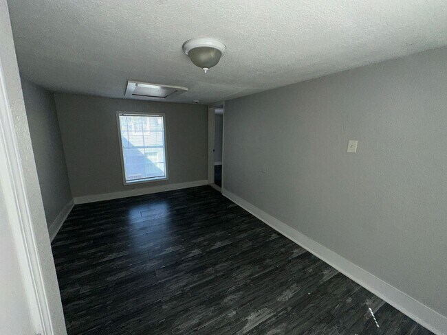 Building Photo - 412 N 8th St