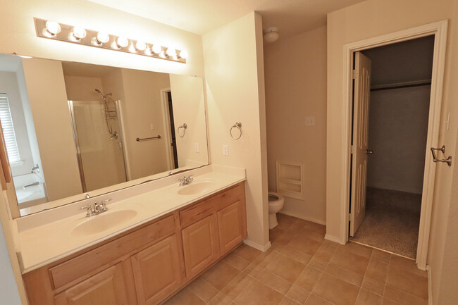 Building Photo - 1000 Warbler Ln