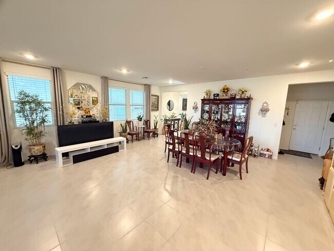 Building Photo - Gated NW community 5Bed