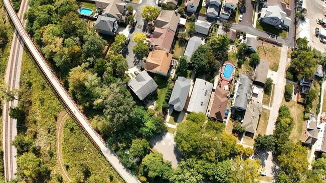 Building Photo - 5245 W Ardmore Ave