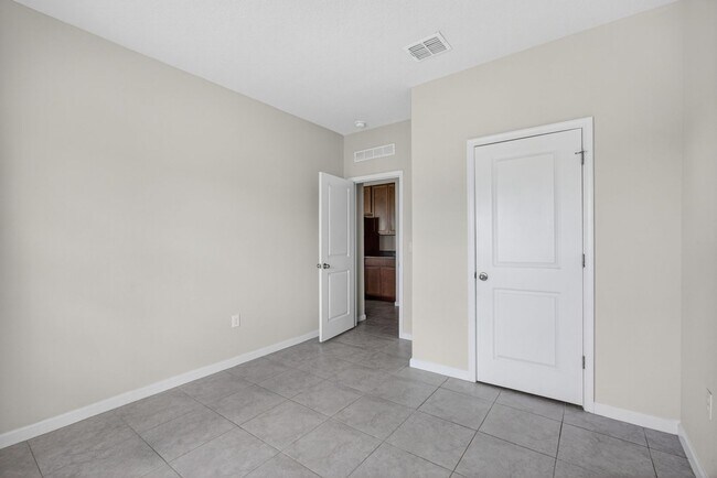 Building Photo - Panther Creek Family Home