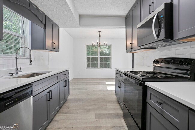 Building Photo - 6712 Lakewood Dr
