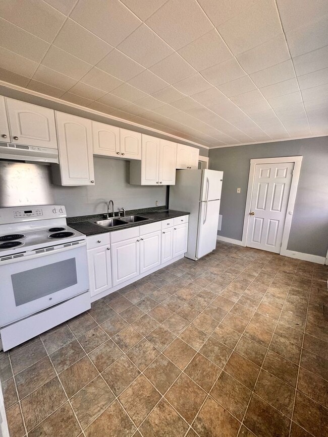 Building Photo - 30 Central St