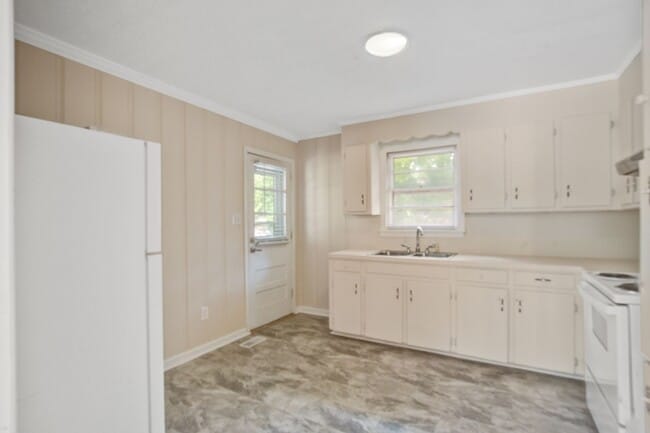 Building Photo - Welcome To West Circle Dr