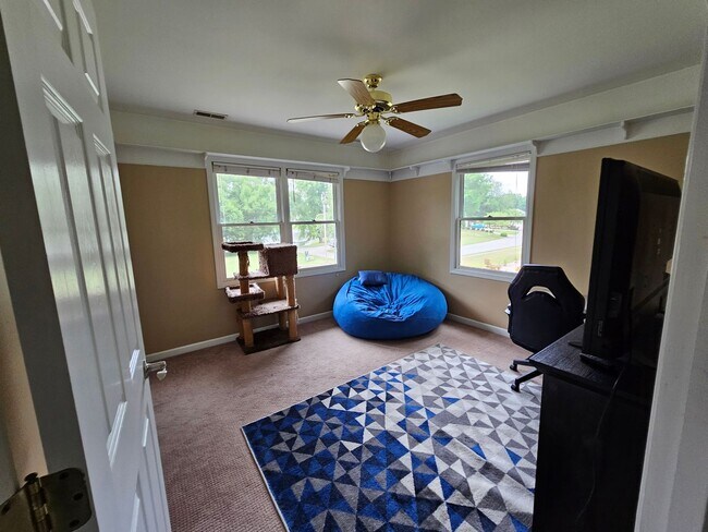 Building Photo - Beautiful family home in Great Neighborhood