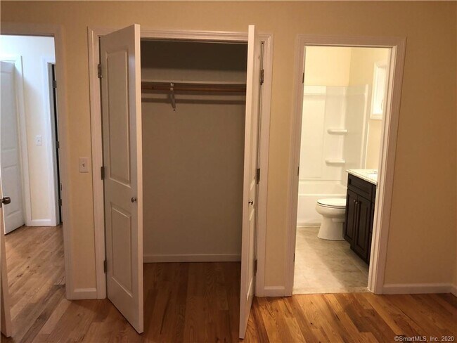 Building Photo - 19 Oak Meadows Dr