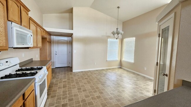 Building Photo - Charming 3-Bedroom, 2-Bath Home with Spacious Layout & Cozy Features