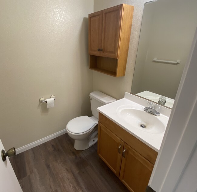 Building Photo - Newly Renovated Condo - In Beautiful Gated Community!