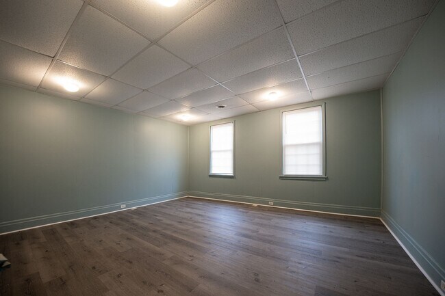 Building Photo - Available NOW! 1st Floor  2 Bed 1 Bath Apa...