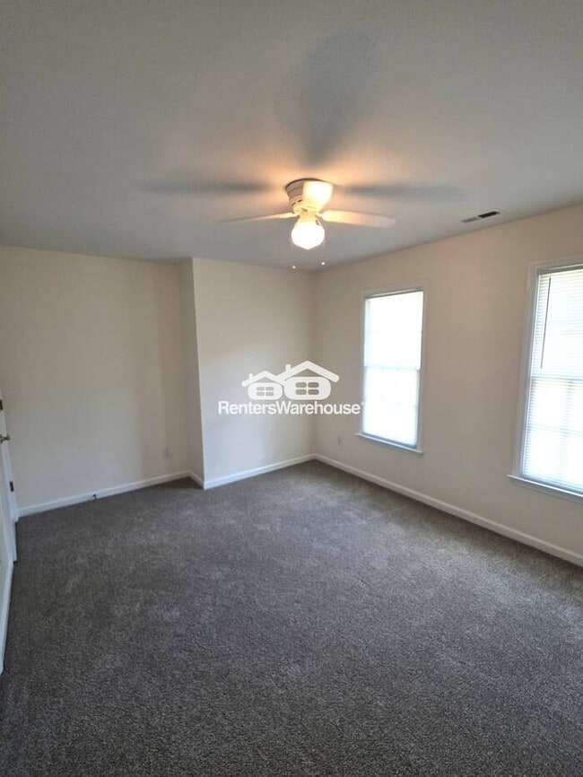 Building Photo - Lovely 3 bedroom, 2 1/2 Bath home in popul...