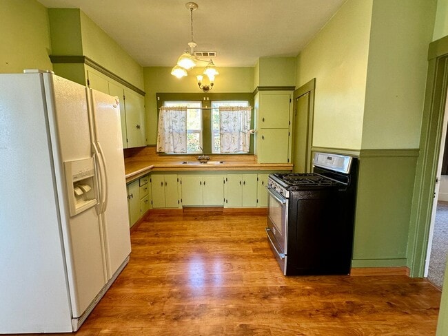 Building Photo - Craftsman Bungalow with Fantastic Fenced Yard