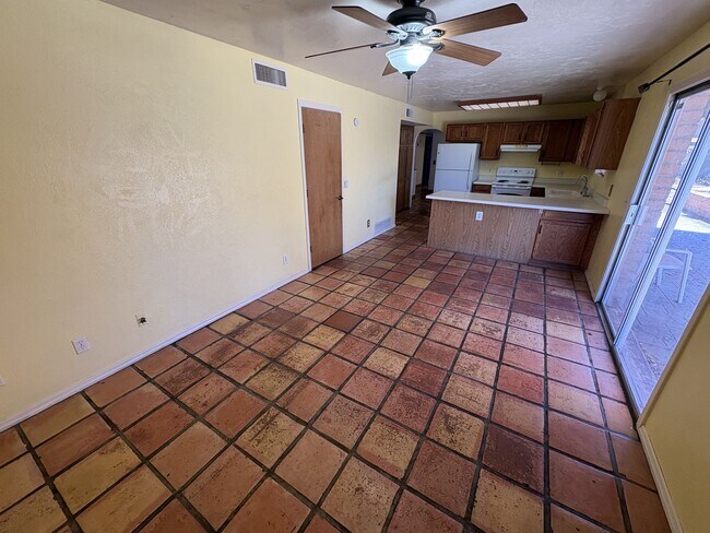 Building Photo - Convenient location in Midvale Park Close to all your needs