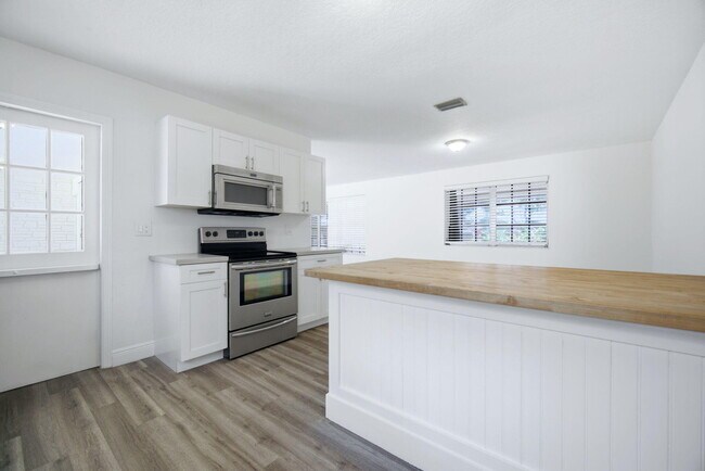 Building Photo - 321 E Chaminade Dr