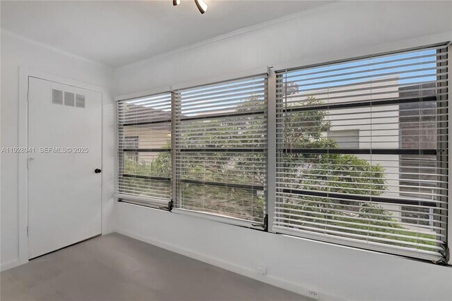 Building Photo - 708 Normandy Ln