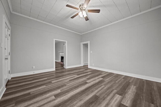 Building Photo - Newly Renovated 2 bed 1 bath!