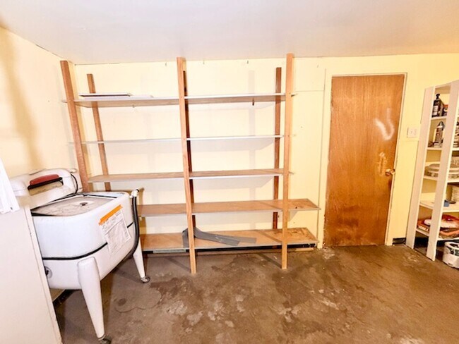 Building Photo - DEC RENT FREE FOR A LEASE STARTING BY NOV 15TH! - BRICK HOME WITH FINISHED BASEMENT