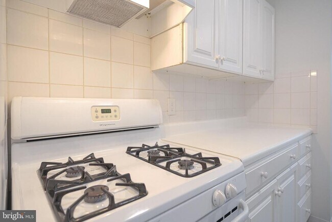 Building Photo - 5937 Quantrell Ave