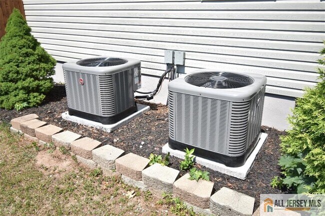 Building Photo - 1 Lee Ave