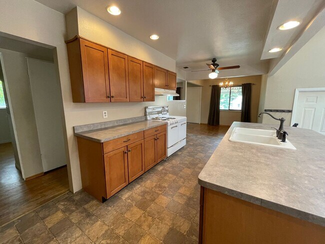 Building Photo - Charming & Unique Fair Oaks Home with Deta...