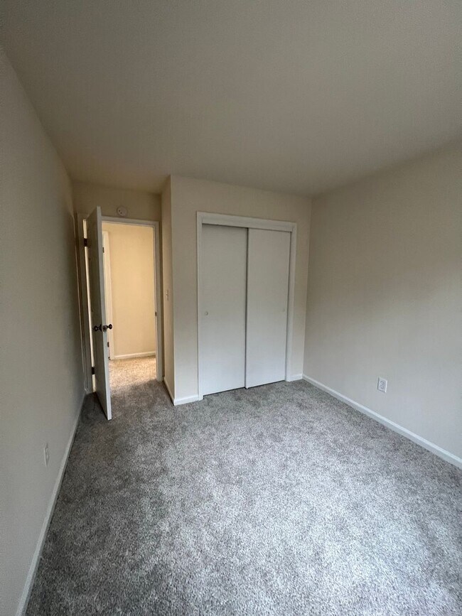 Building Photo - 3BR Townhome - Northampton School District