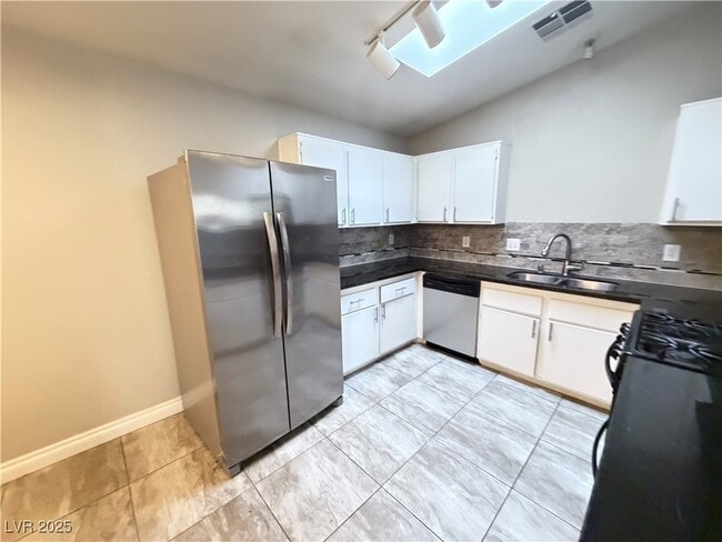 Building Photo - 1913 Poppy Hill St