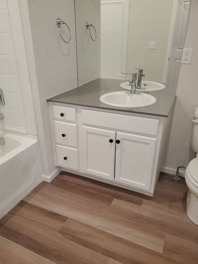 Building Photo - Fort Collins Brand New 2 Bed / 2 Bath 1st ...