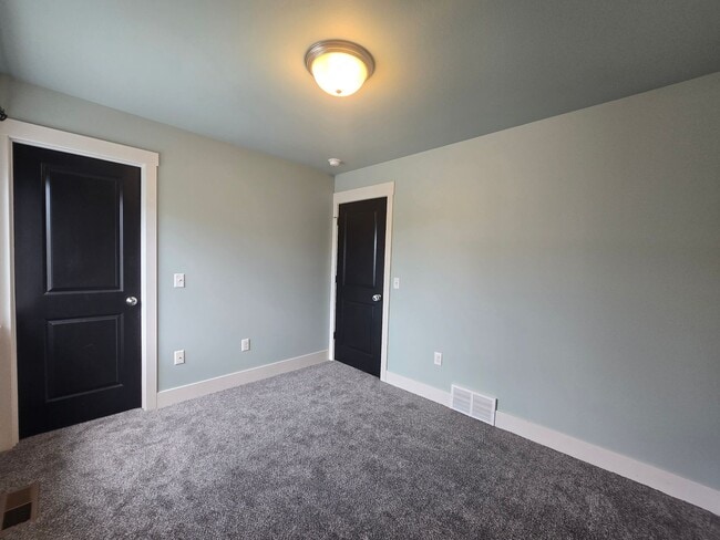 Building Photo - Beautiful 2 bed 1.5 bath townhome