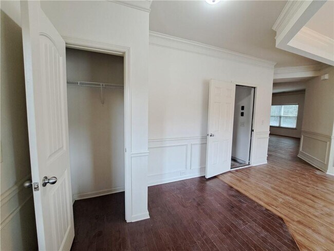 Building Photo - 867 Pine Ln