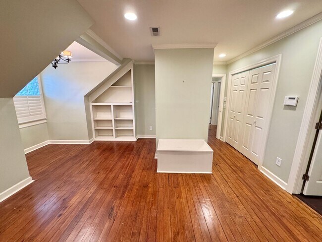 Building Photo - 5 Bedroom Home Between 12 South and Oak Hill