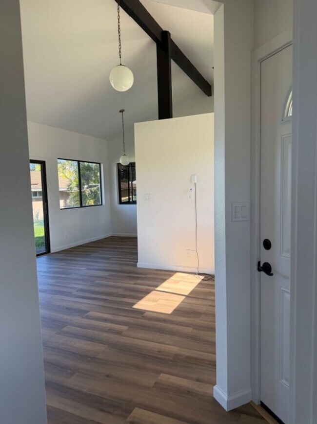 Building Photo - 75 Kaupea St