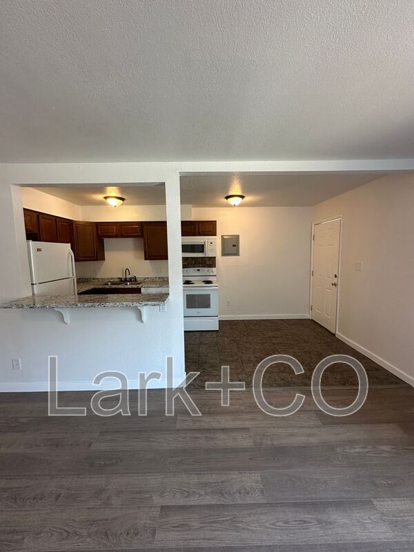 Building Photo - 3014 Mallard Dr