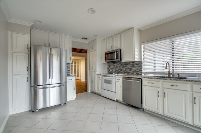 Building Photo - 14703 Le Grande Dr