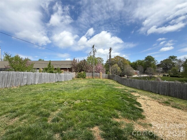 Building Photo - 2520 Brentwood Pl