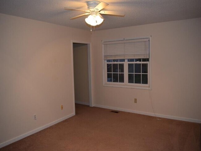 Building Photo - 2065 Vernon Commons