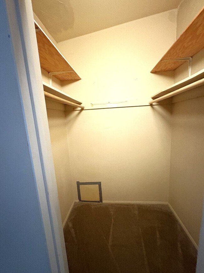 Building Photo - 3 Bedrooms 2 Bath Eastside Rental