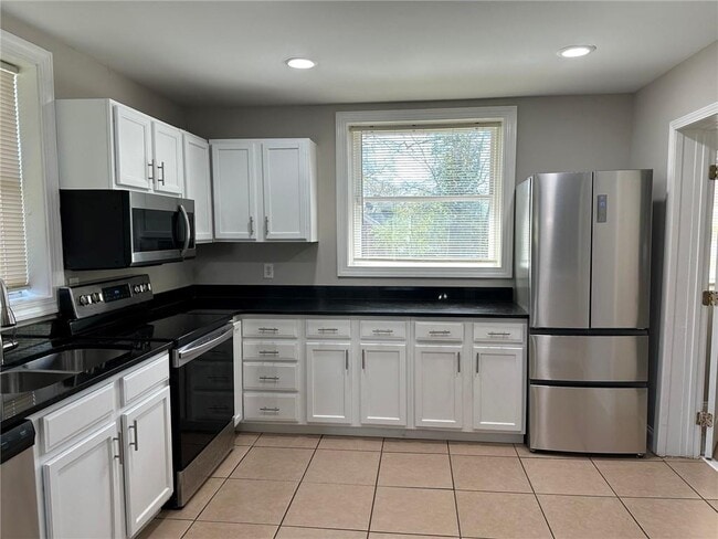 Building Photo - 2415 Crestview Ave