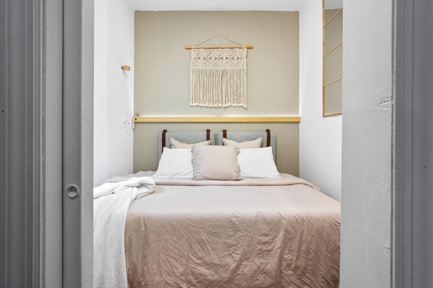 Building Photo - 400 W 47th St