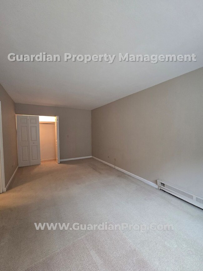 Building Photo - Dean Parkway  2bd-2ba Condo, Hardwood Floo...