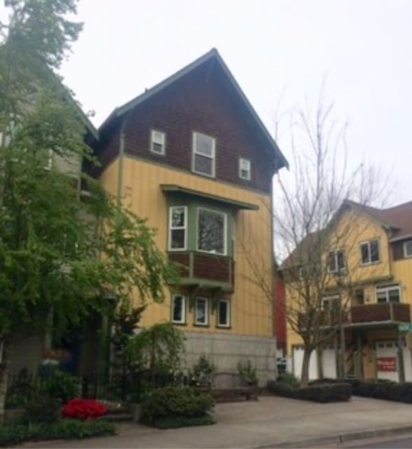 Building Photo - Courtyards Condominium unit in Town